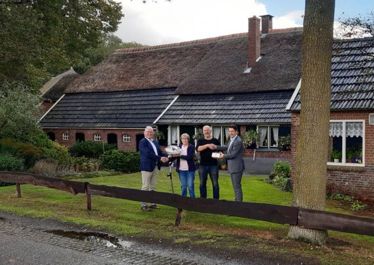 Erfgoedpluim voor erf van familie Jansen en voor Rijssens Leemspoor gemeente 
