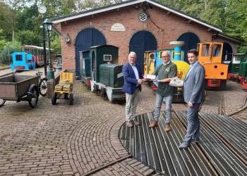 Erfgoedpluim voor erf van familie Jansen en voor Rijssens Leemspoor gemeente 