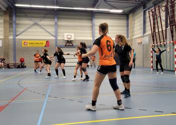 Holtense handbaldames pakken in Nijmegen de eerste punten 