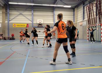 Veel strijd maar net geen punten voor handbaldames! tastoe hv holten 