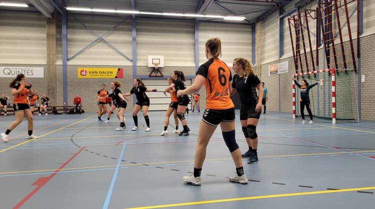 Verdiende zege van medekoploper Angeren op Holten hv holten 
