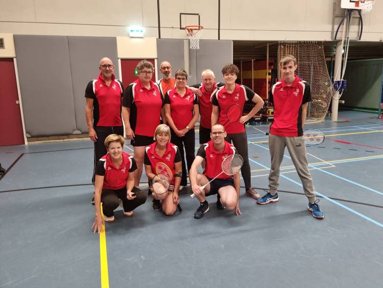 Badminton Recreantenteam 1 en team 2: wie neemt revanche? 