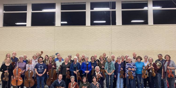 HoltensNieuws.nl Vrolijk najaarsconcert Koninklijk Symphonie Orkest Cecilia met als soliste violist Mira Foro Vrolijk najaarsconcert Koninklijk Symphonie Orkest Cecilia met als soliste violist Mira Foro