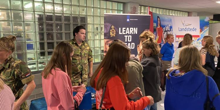 Leerlingen oriënteren zich op Het Waerdenborch Loopbaanevent waerdenborch 