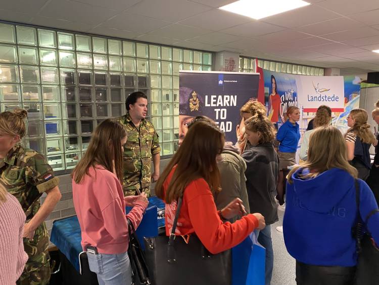 Leerlingen oriënteren zich op Het Waerdenborch Loopbaanevent waerdenborch 