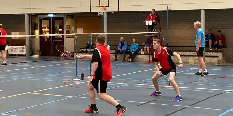 Het eerste team van Badminton Club Holten verstevigt de koppositie badmintonclub 