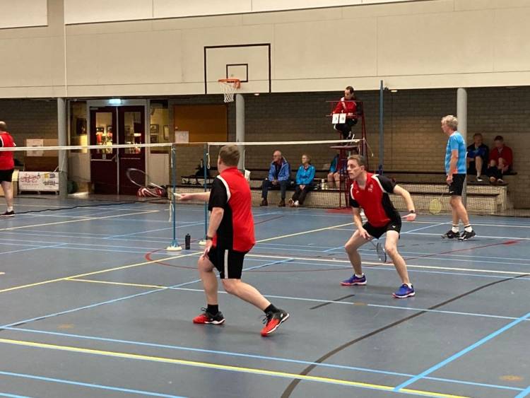 Het eerste team van Badminton Club Holten verstevigt de koppositie badmintonclub 