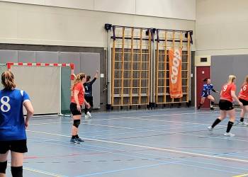 Veel strijd maar net geen punten voor handbaldames! tastoe hv holten 