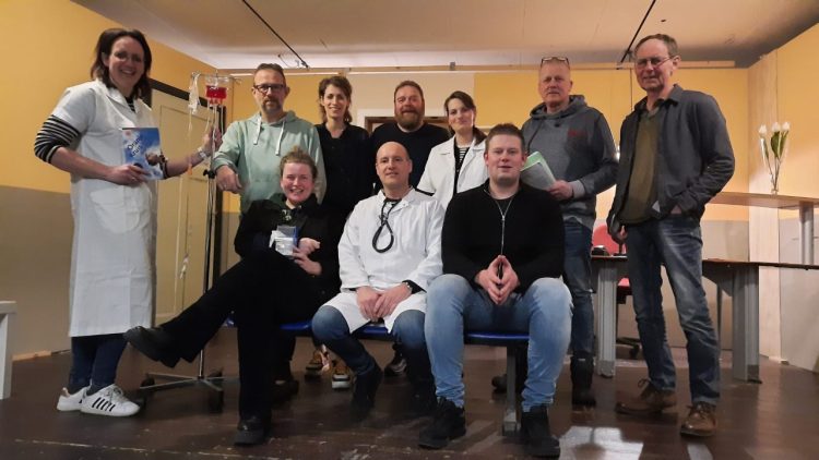 Toneelgezelschap Buurtvereniging Beuseberg speelt blijspel “Doktertje Spelen” politie buurtvereniging beuseberg beuseberg 
