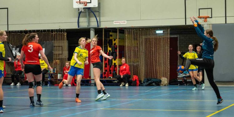 Handbaldames doen na zege de laatste plaats over aan Havana 