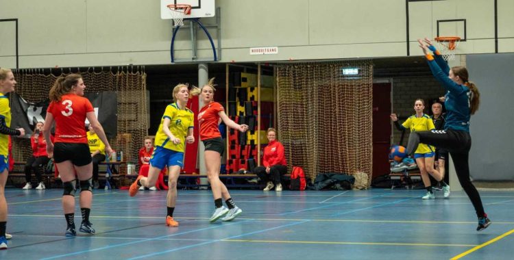 Handbaldames doen na zege de laatste plaats over aan Havana 