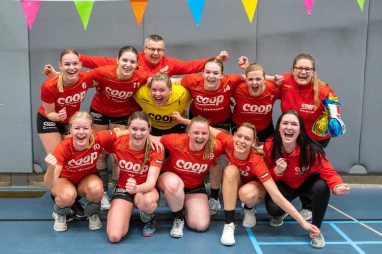 Dames 2 van handbalvereniging Holten kampioen hv holten 