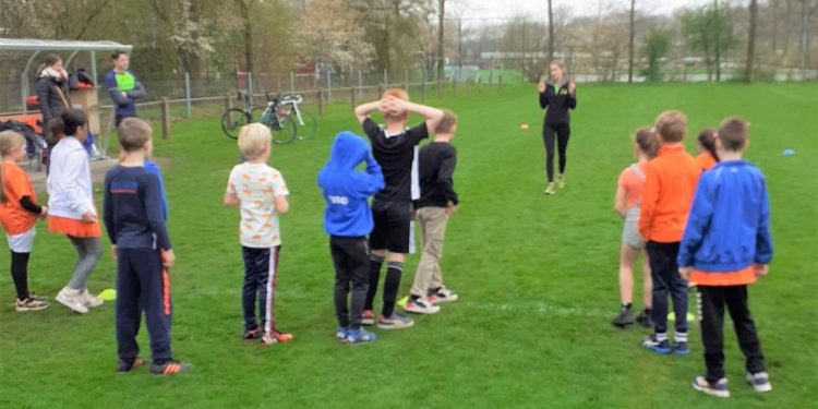 Triathlon Team Holten levert sportieve bijdrage aan Koningsspelen in Holten triathlon haarschool dijkerhoek 
