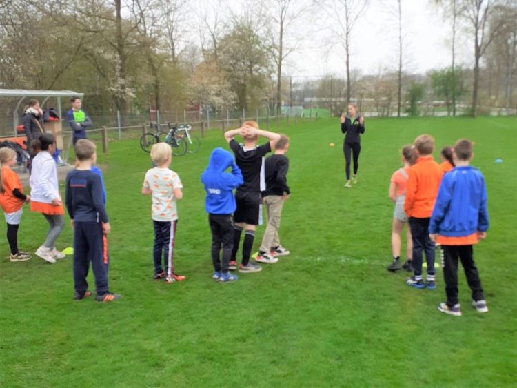Triathlon Team Holten levert sportieve bijdrage aan Koningsspelen in Holten triathlon haarschool dijkerhoek 