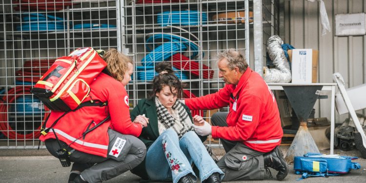 Eerstehulpverleners van het Rode Kruis Rijssen-Holten oefenen in de praktijk brandweer 