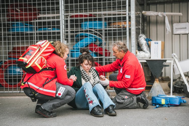 Eerstehulpverleners van het Rode Kruis Rijssen-Holten oefenen in de praktijk brandweer 