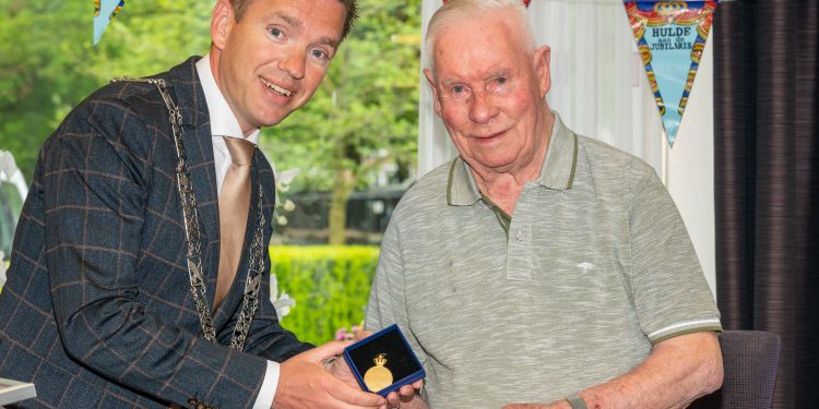 Henk Willems 85 jaar lid van de Holtense Muziekvereniging Jubileum hmv gemeente corona 