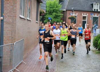 Atleten uit 20 verschillende landen vertonen hun kunsten in Holten tijdens 37ste editie van Triathlon Holten triathlon 