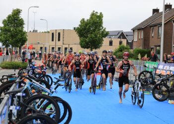 Atleten uit 20 verschillende landen vertonen hun kunsten in Holten tijdens 37ste editie van Triathlon Holten triathlon 