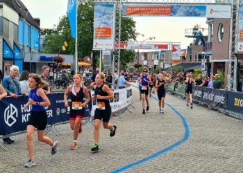 Atleten uit 20 verschillende landen vertonen hun kunsten in Holten tijdens 37ste editie van Triathlon Holten triathlon 