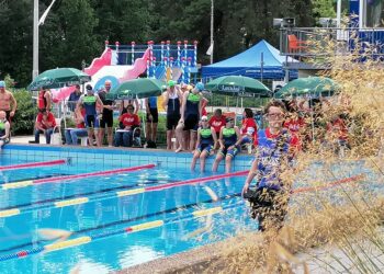 Atleten uit 20 verschillende landen vertonen hun kunsten in Holten tijdens 37ste editie van Triathlon Holten triathlon 
