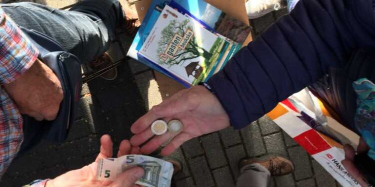 Veiling, boeken-, rommel- en kledingmarkt Holten 25 jaar nijkamp Jubileum gemeente 
