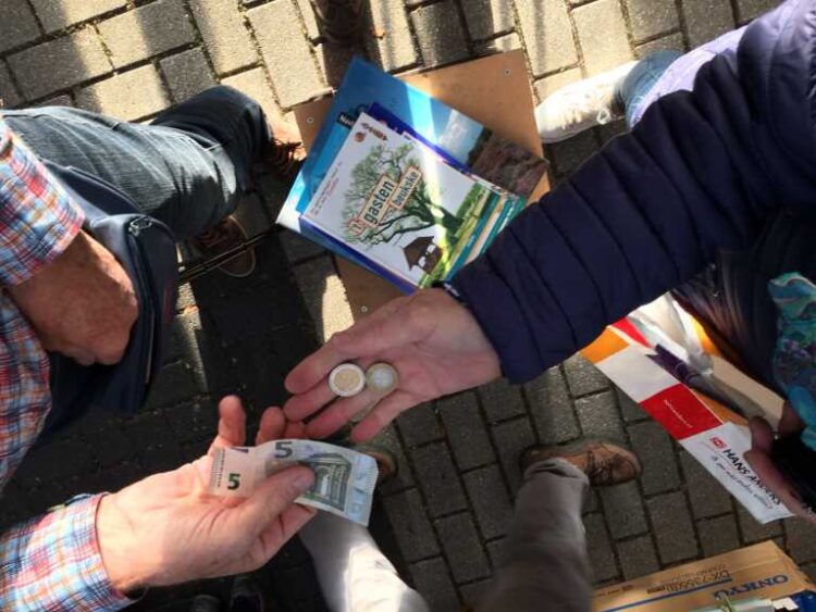 Veiling, boeken-, rommel- en kledingmarkt Holten 25 jaar nijkamp Jubileum gemeente 