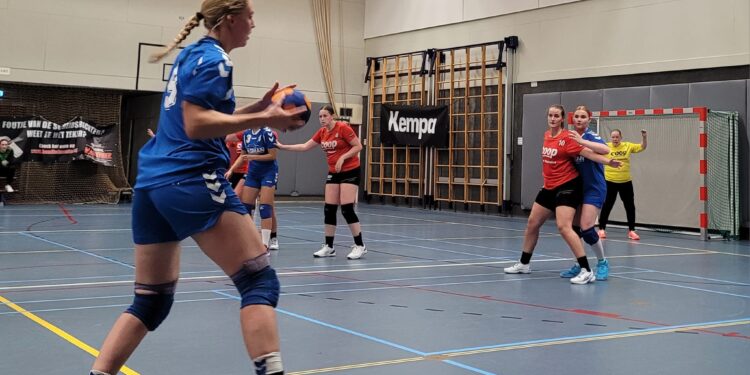 Holtense handbaldames knokken zich na rust naar zege op CVO hv holten 