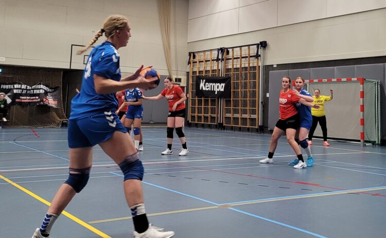Holtense handbaldames knokken zich na rust naar zege op CVO hv holten 
