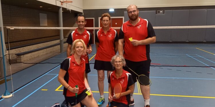 BC Holten 2 zet sterke competitiestart door badmintonclub 