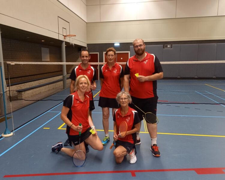 BC Holten 2 zet sterke competitiestart door badmintonclub 