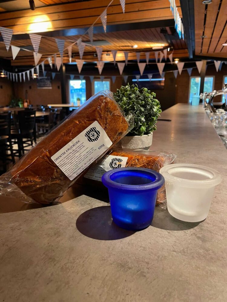 Een regenachtige editie van de Jaarlijkse Koekactie Blauw Wit '66 blauwwit 