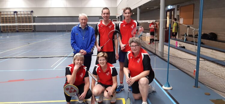 Eindelijk weer een wedstrijd voor 1e recreantenteam badmintonclub Holten badmintonclub 