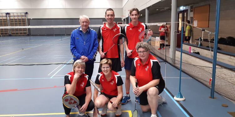 Eindelijk weer een wedstrijd voor 1e recreantenteam badmintonclub Holten badmintonclub 
