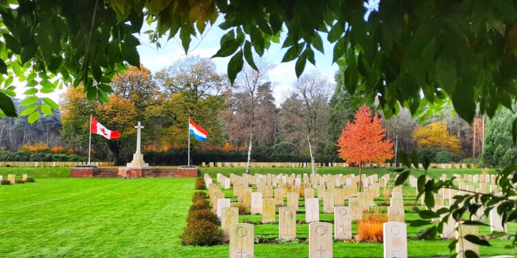 Herdenking Canadese Begraafplaats Holten