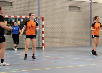 Holtense handbaldames knokken zich na rust naar zege op CVO hv holten 