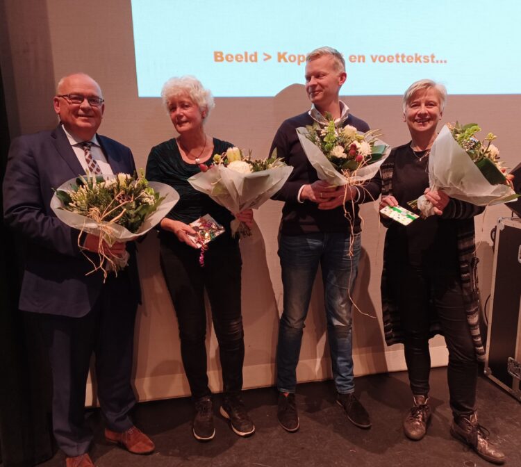 Burgemeester Jurgen van Houdt leest Groot Dictee voor gemeente bibliotheek 