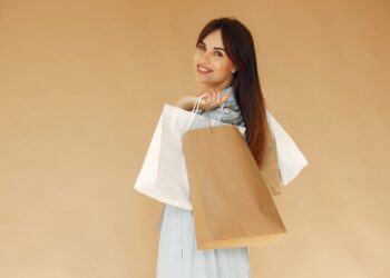 Duurzaam en hip boodschappen doen met een shopper over je schouder 