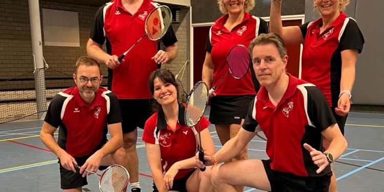 Eerste team van Badminton Holten sluit af met zege badmintonclub 