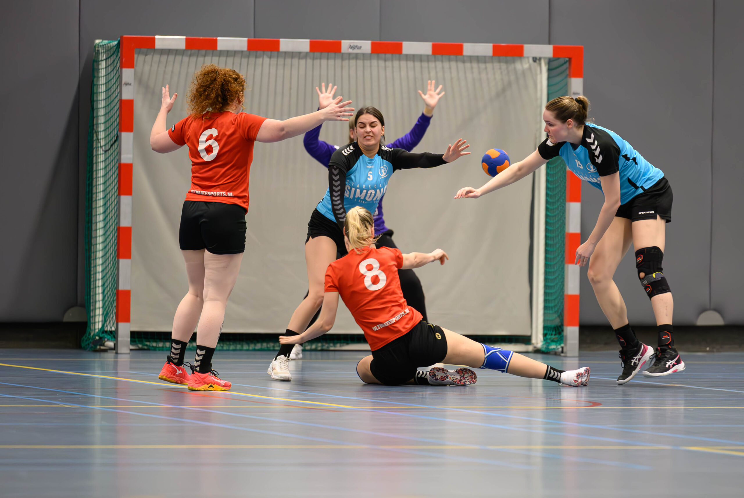Handbaldames delven onderspit in fel duel