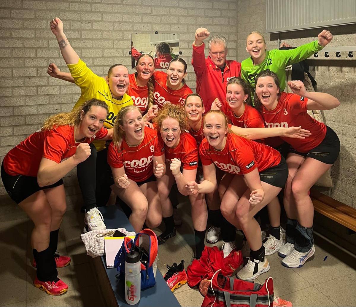 Na 18 nederlagen pakken handbaldames een overtuigende zege