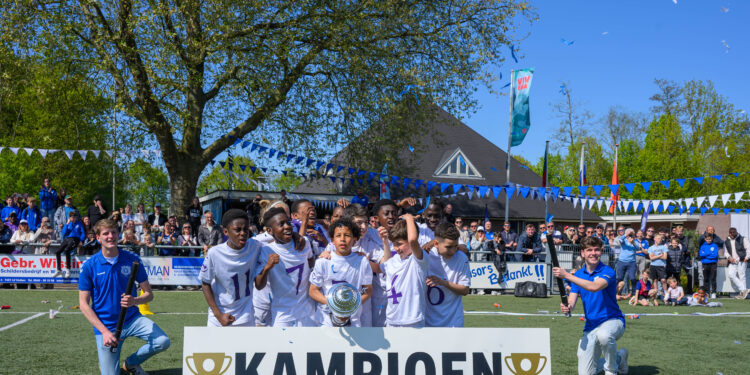 Jeugdvoetbal van topniveau tijdens Blauw Wit Internationaal O12-toernooi voetbal de biester blauwwit 