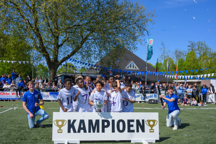 Jeugdvoetbal van topniveau tijdens Blauw Wit Internationaal O12-toernooi voetbal de biester blauwwit 