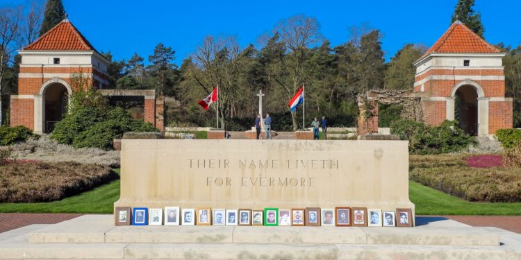 Acht april van Groesbeek naar Holten oudheidkamer canadese begraafplaats 