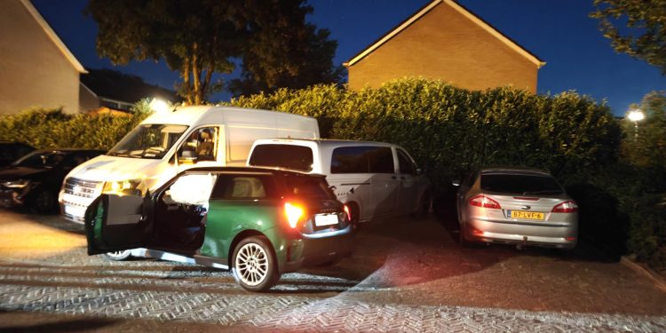 Automobiliste ramt auto's aan de Canadastraat politie aanrijding 