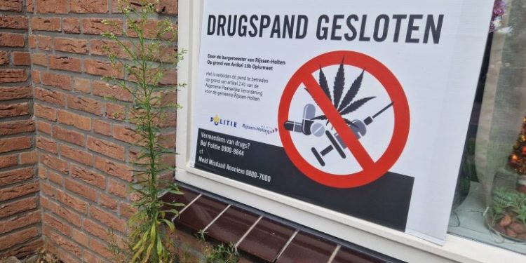 Burgemeester grijpt in na vondst drugs en vuurwerk politie gemeente 