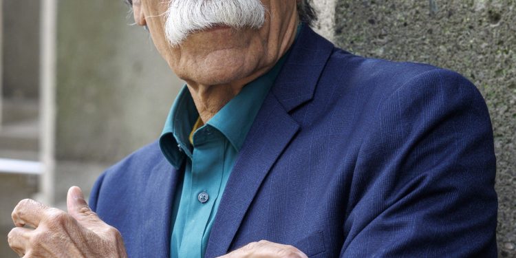 HoltensNieuws.nl Schrijver en veelvoudig prijswinnaar Kader Abdolah te gast in Holten Schrijver en veelvoudig prijswinnaar Kader Abdolah te gast in Holten kulturhus bibliotheek