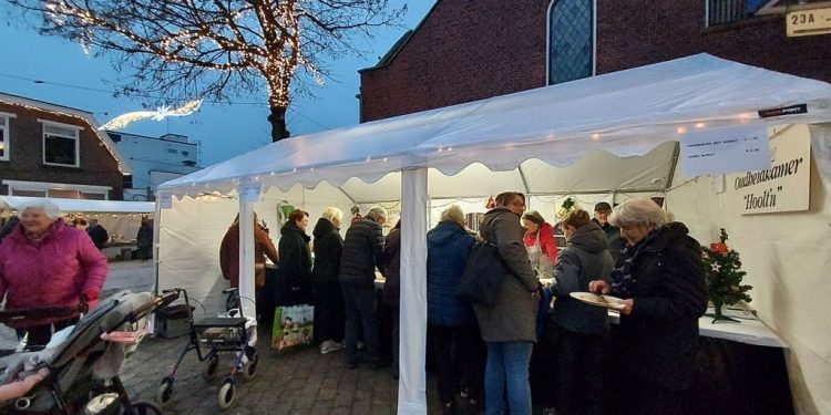 HoltensNieuws.nl Oudheidkamer met 'warme' kraam en kalenders op kerstfair Oudheidkamer met 'warme' kraam en kalenders op kerstfair oudheidkamer