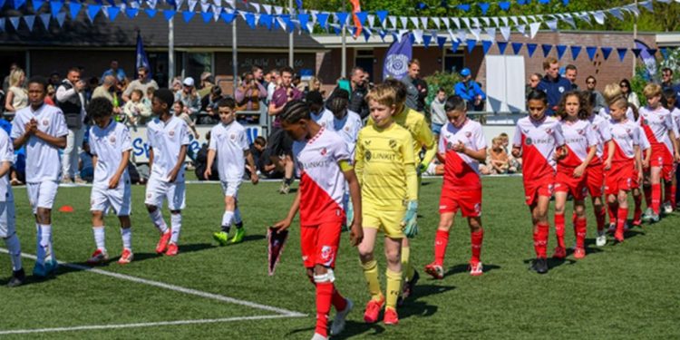 HoltensNieuws.nl Internationale O12-jeugdtoernooi voor profclubs bij Blauw Wit Internationale O12-jeugdtoernooi voor profclubs bij Blauw Wit voetbal blauwwit