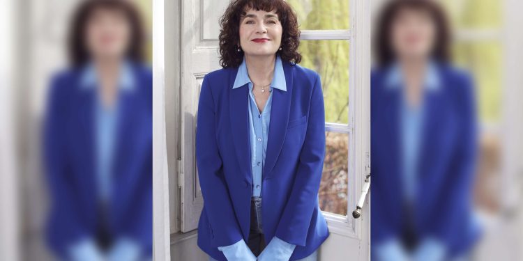 HoltensNieuws.nl Ontmoet schrijfster Anya Niewierra in Holten Ontmoet schrijfster Anya Niewierra in Holten kulturhus bibliotheek